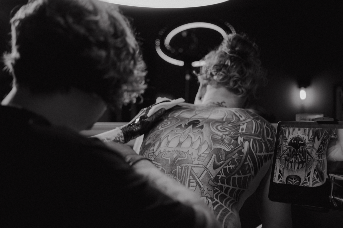 Fantasy tattoo artist Shaun Horlock tattooing a huge back piece